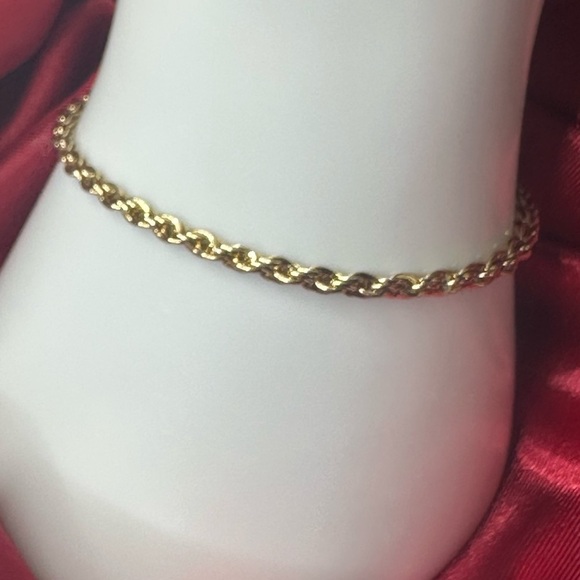 Luxurious Gold Tone Rope Chain Bracelet - Picture 8 of 9